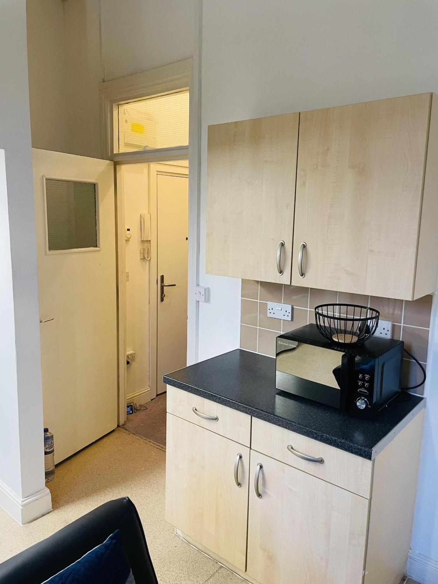 Bustling Western Apartment London